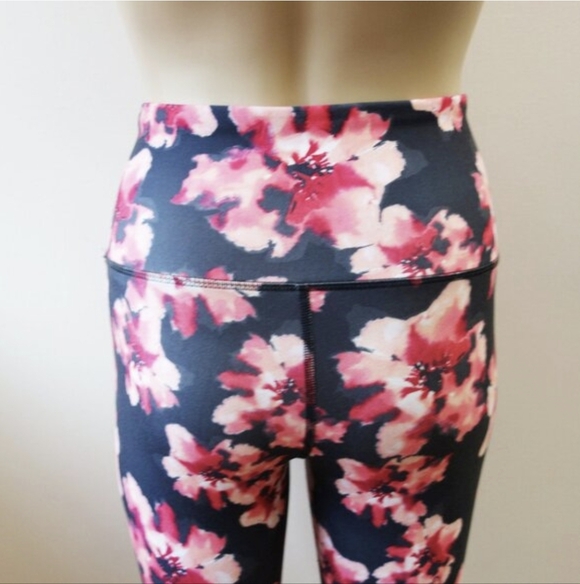 Old Navy Active Floral High Rise Ankle Legging (XS) EUC - Picture 5 of 9